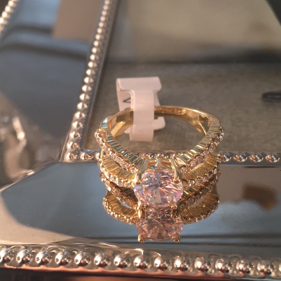 ❤️Gorgeous Gold Plated Ring With White CZ - Picture 3 of 5